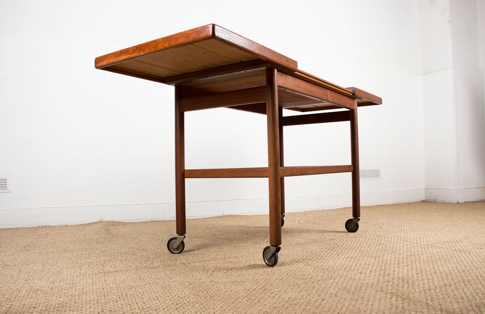 photo furniture Chariot de service danois extensible à deux niveaux en teck, par Kurt Østervig pour Jason Møbler, 1960.
