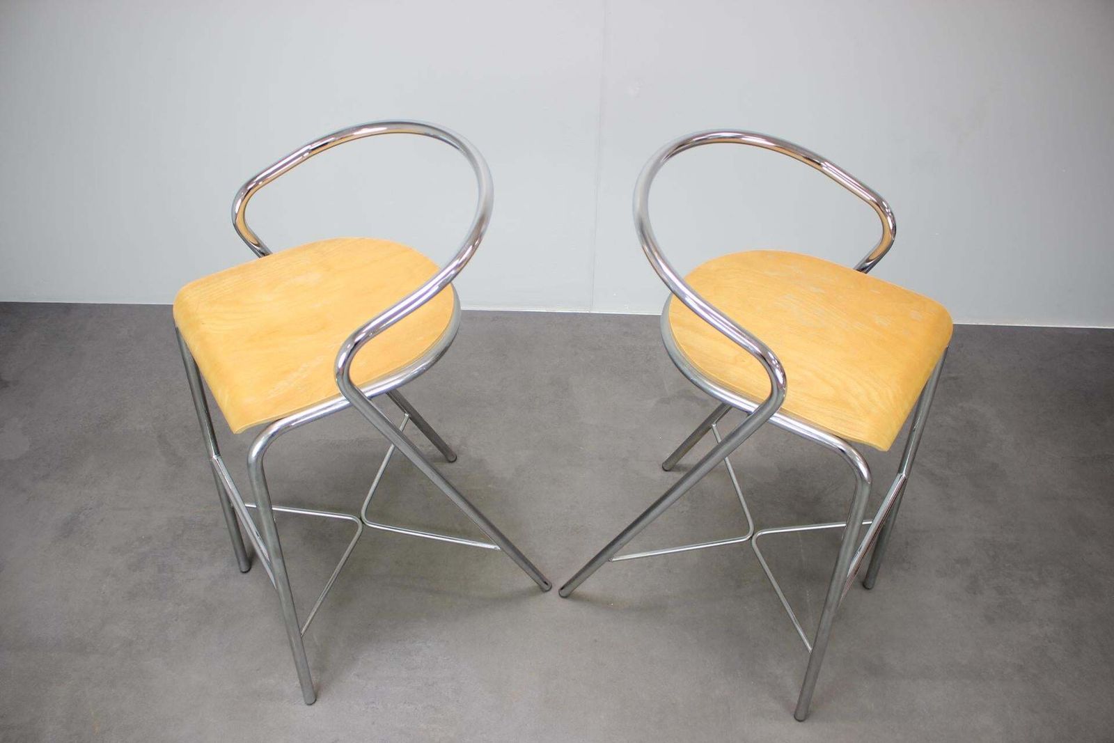 Paire de tabourets de bar Kovonax chromés à assises en bois courbé, République tchèque, 1999 photo furniture