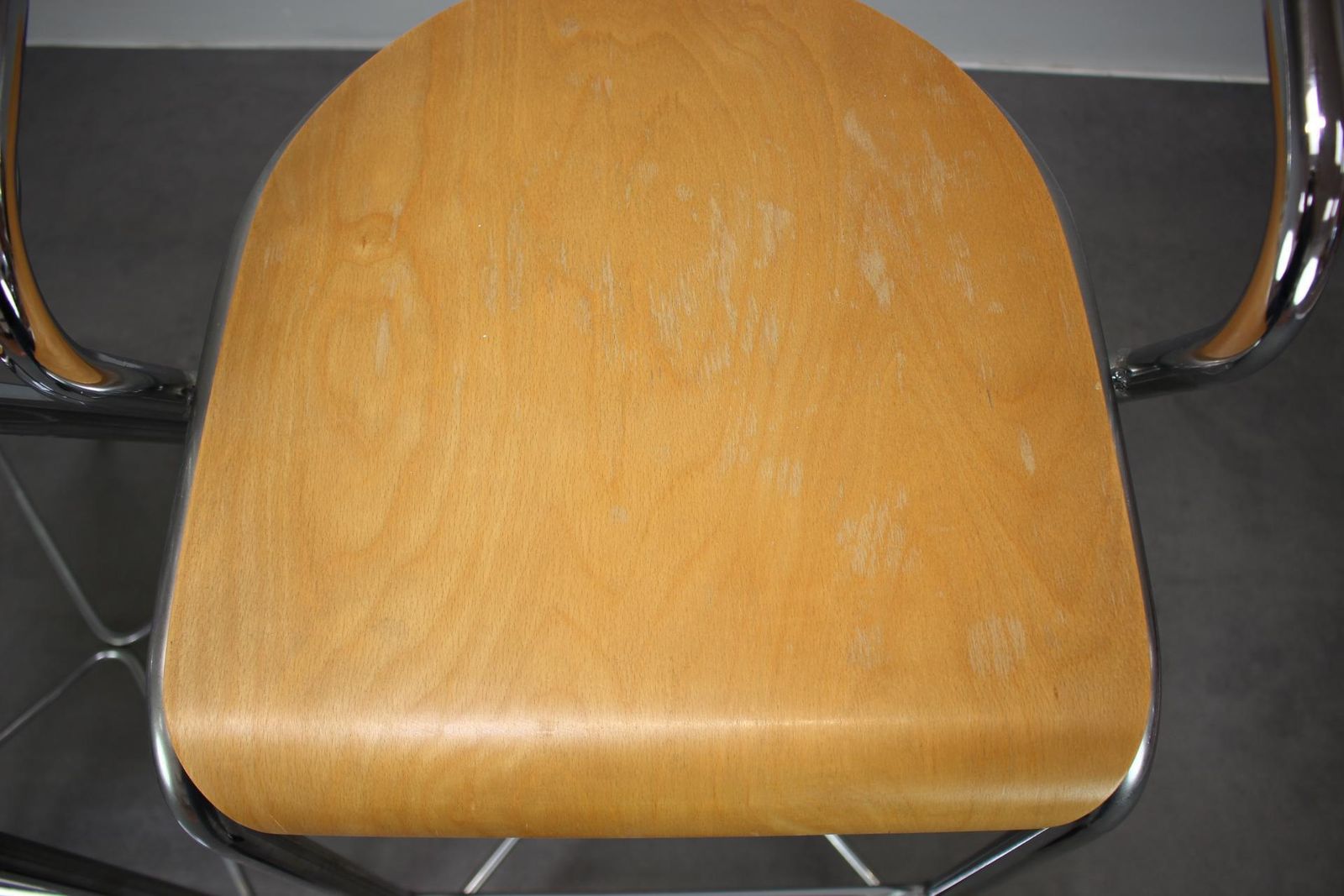 photo for sale Paire de tabourets de bar Kovonax chromés à assises en bois courbé, République tchèque, 1999