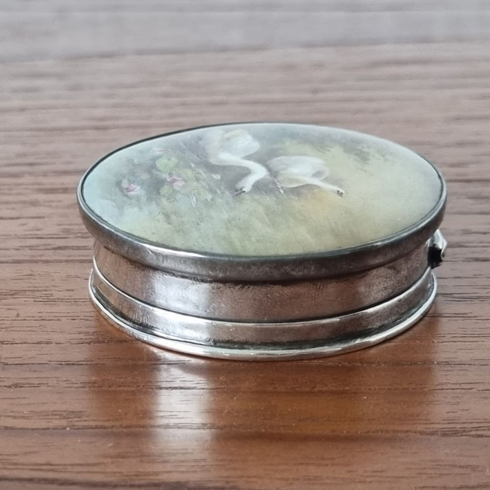 photo furniture 1926 Sterling Zilver Email Zwaan Compact Spiegel van Sanders & Mackenzie