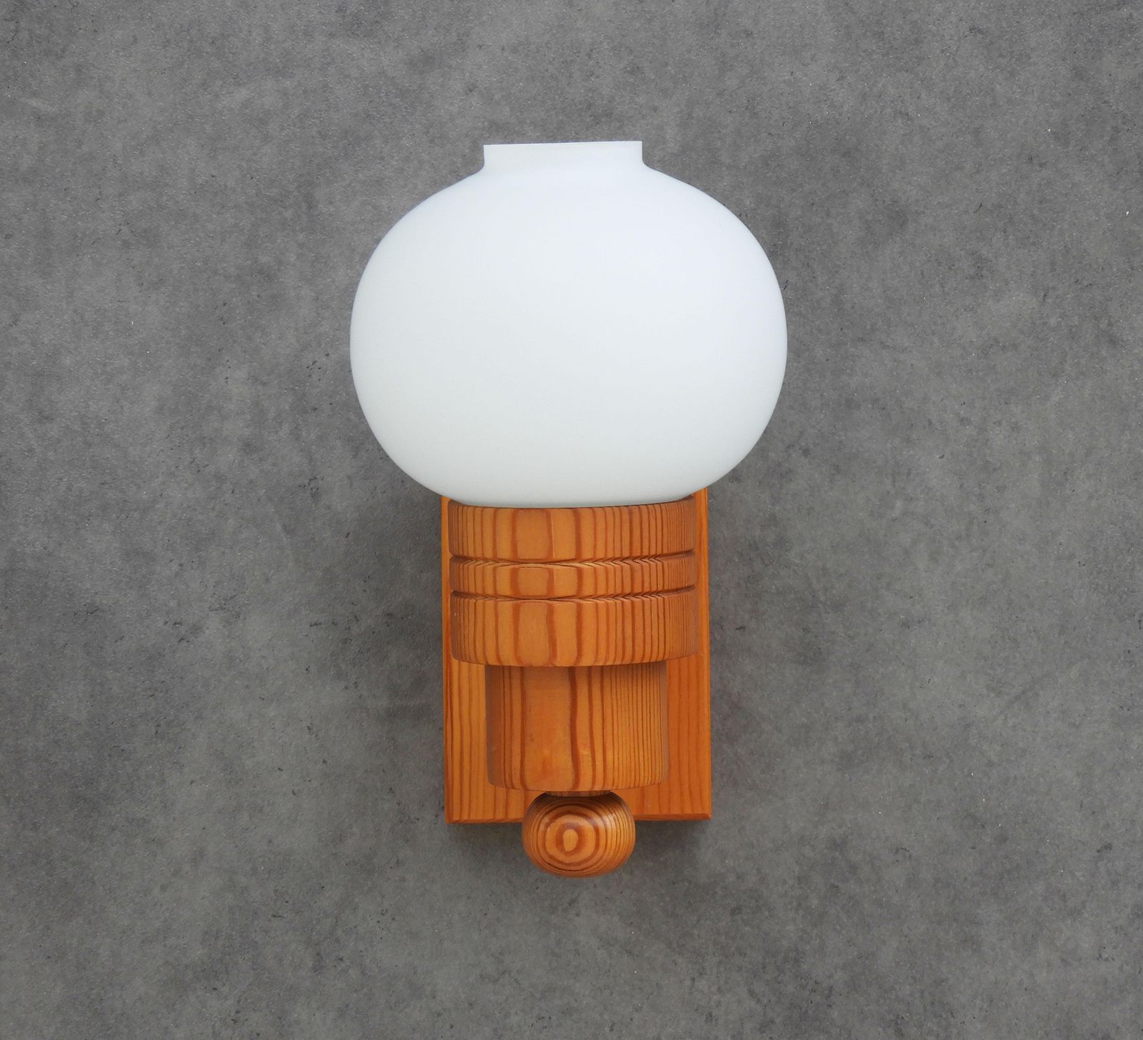Paar Zweedse Modern wandlampen van grenenhout en opaline glas, Aneta, ca. 1970 photo 1453.0