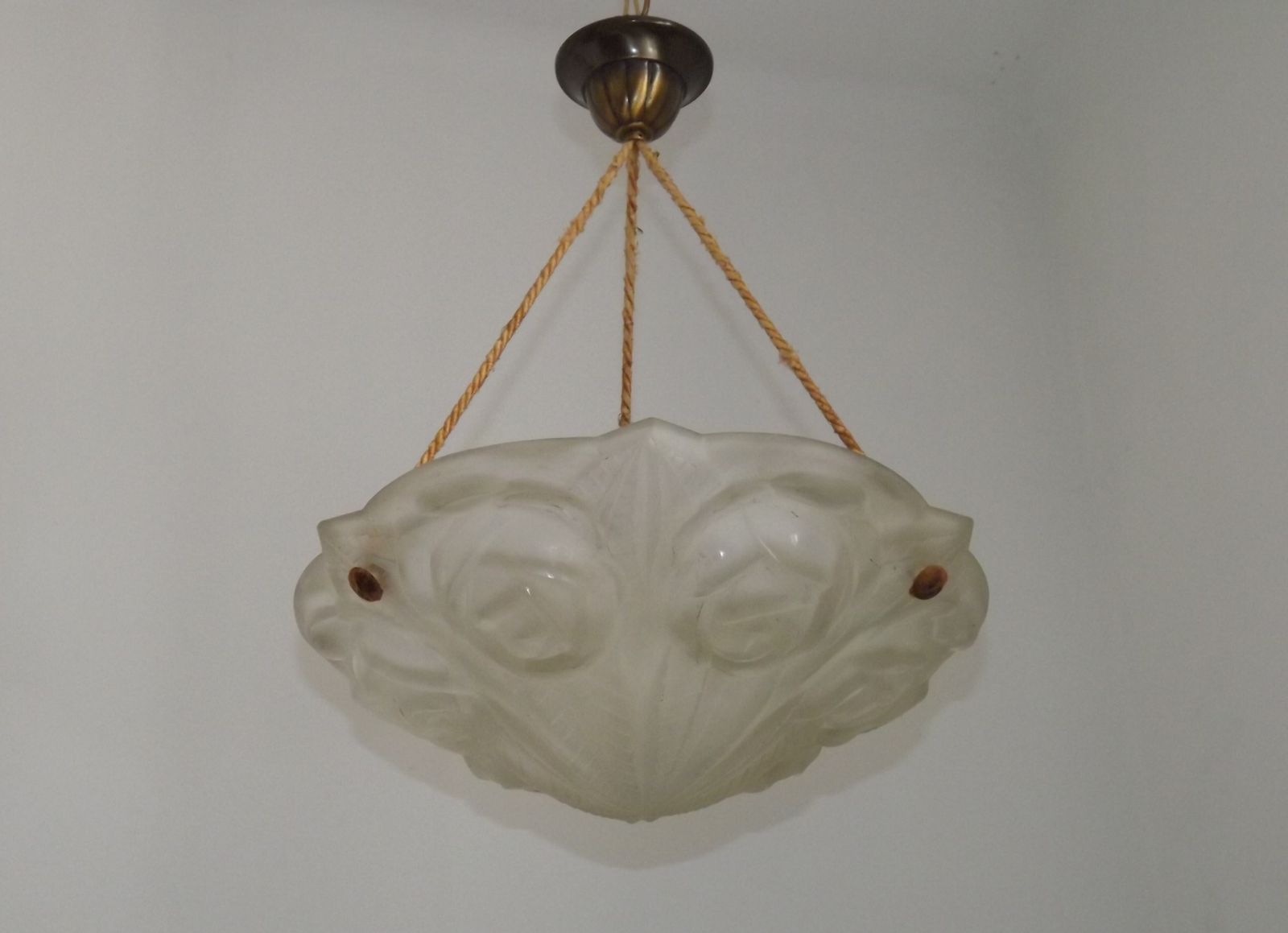 photo for sale Plafonnier Art déco français, motifs de roses et décor abstrait, par Degué, vers 1930