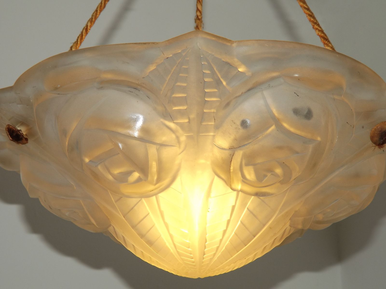 Plafonnier Art déco français, motifs de roses et décor abstrait, par Degué, vers 1930 photo buy