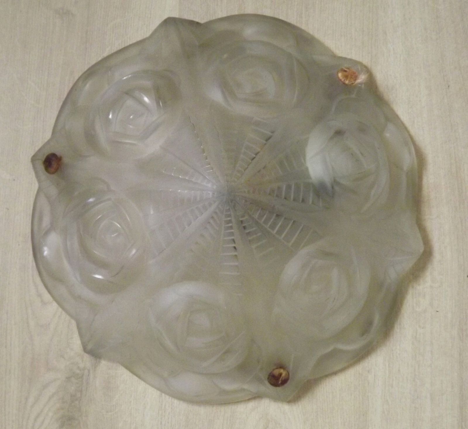 Plafonnier Art déco français, motifs de roses et décor abstrait, par Degué, vers 1930 photo Luminaires