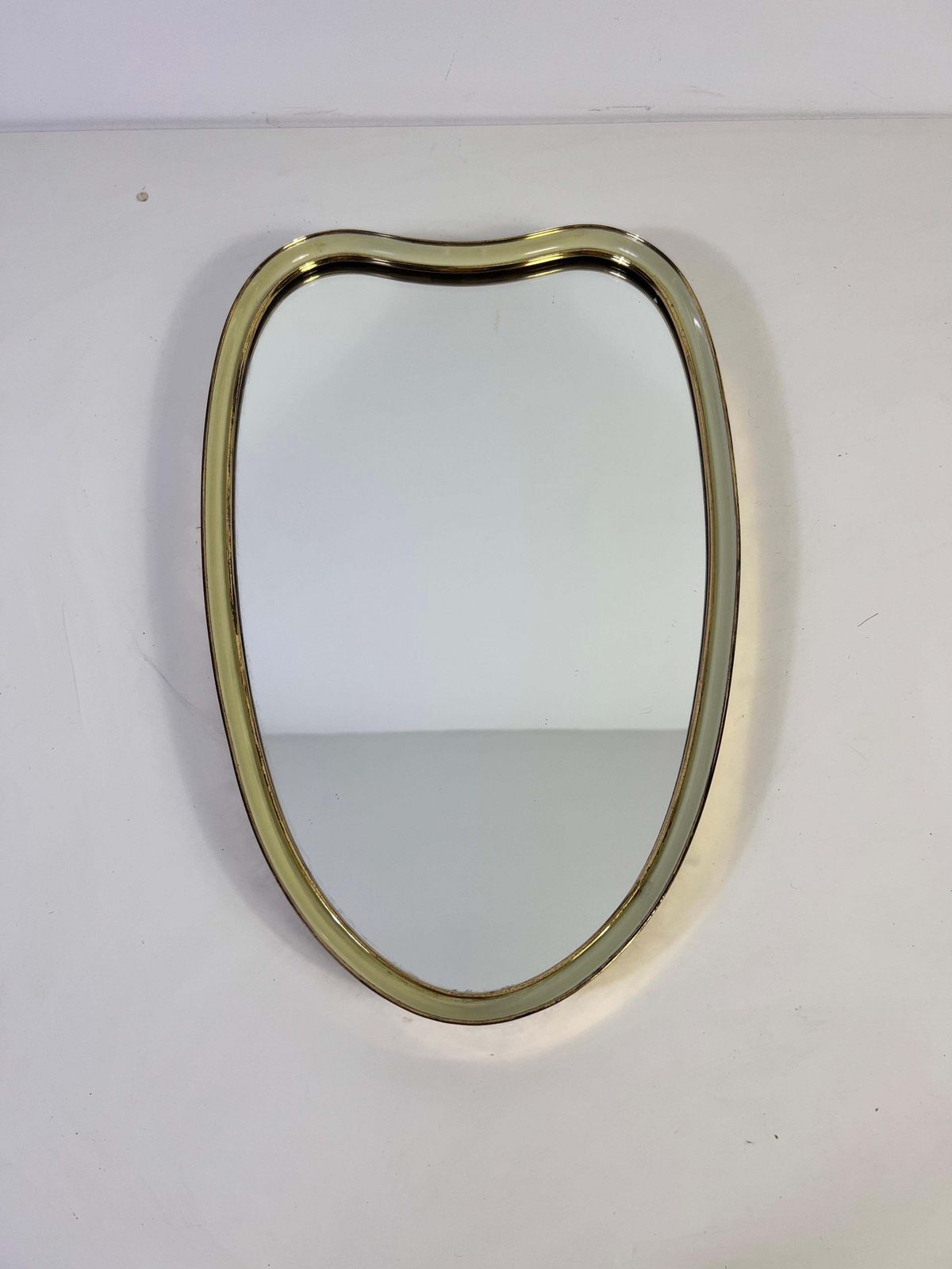 Italiaanse wandspiegel met messing lijst, jaren 1960, Italië photo Woonaccessoires