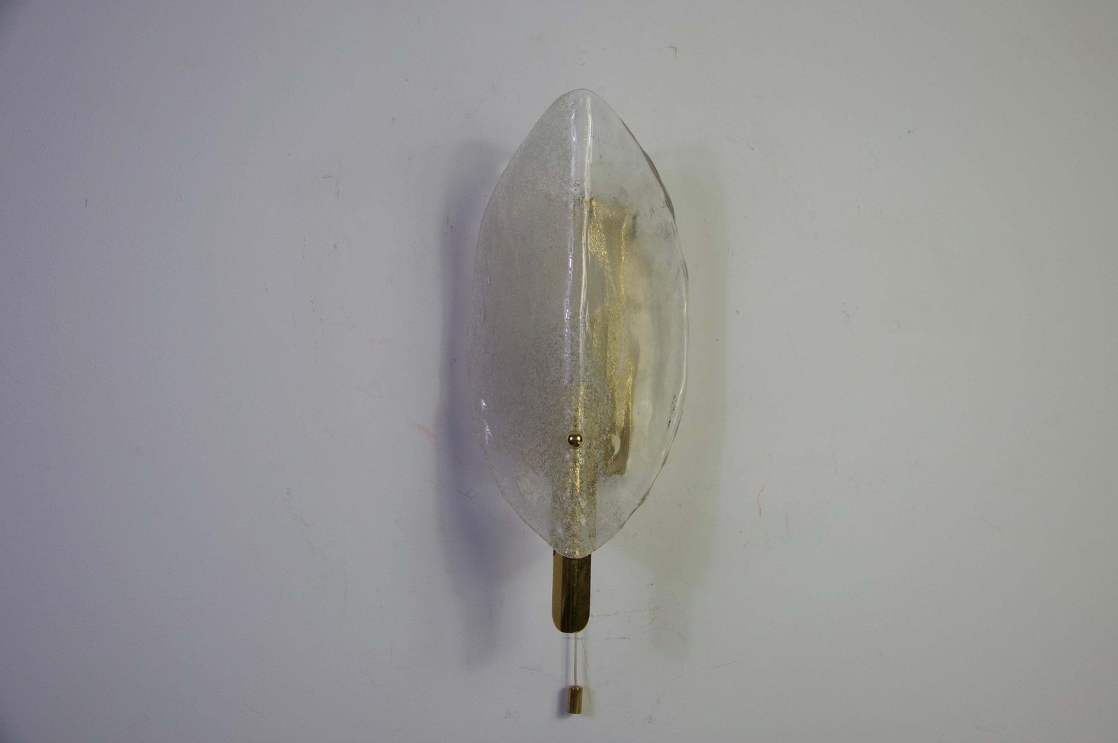 Wandlamp van messing en ijsglas door Kalmar Franken, Oostenrijk, jaren 1960 photo furniture