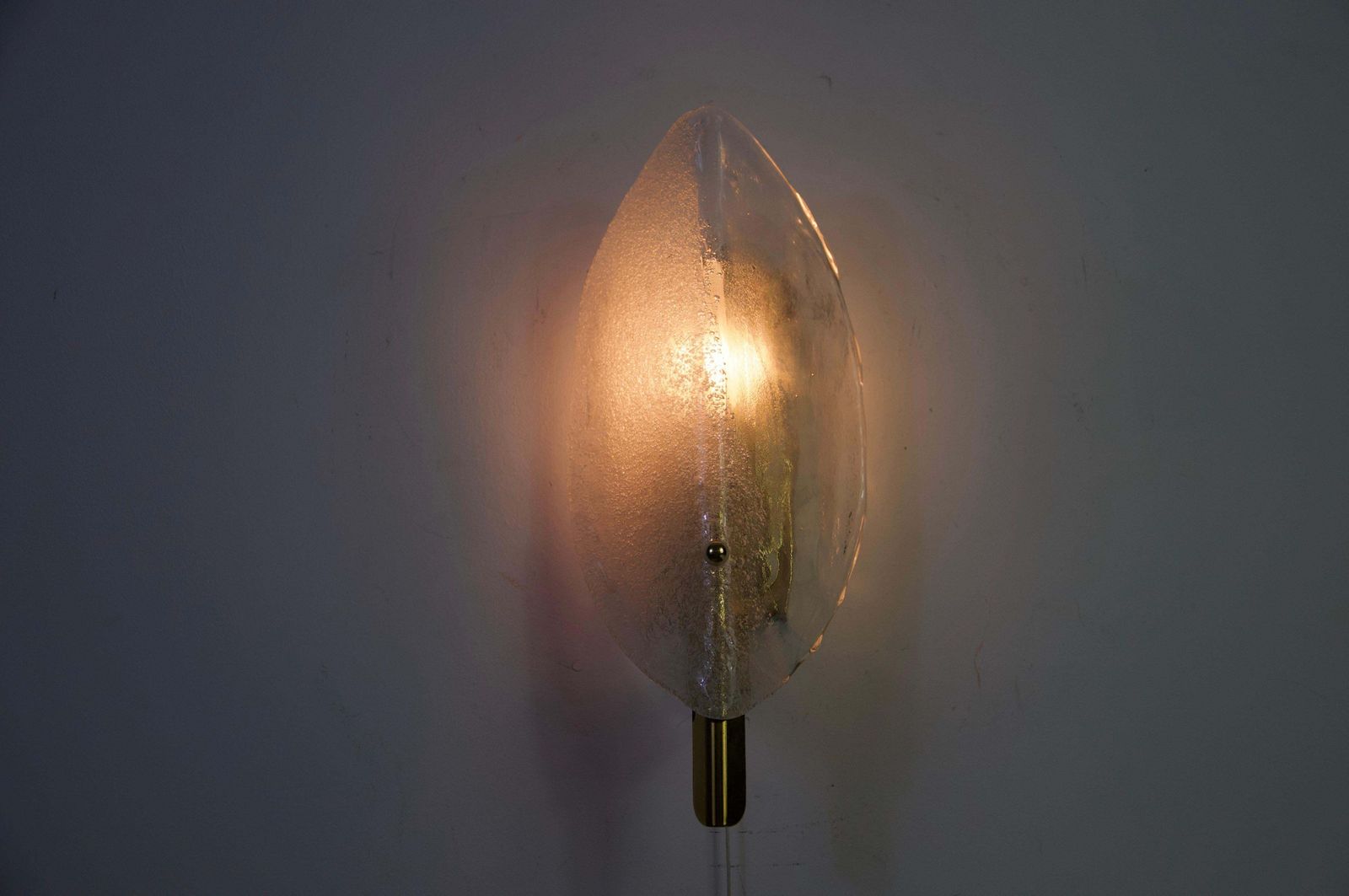 photo furniture Wandlamp van messing en ijsglas door Kalmar Franken, Oostenrijk, jaren 1960