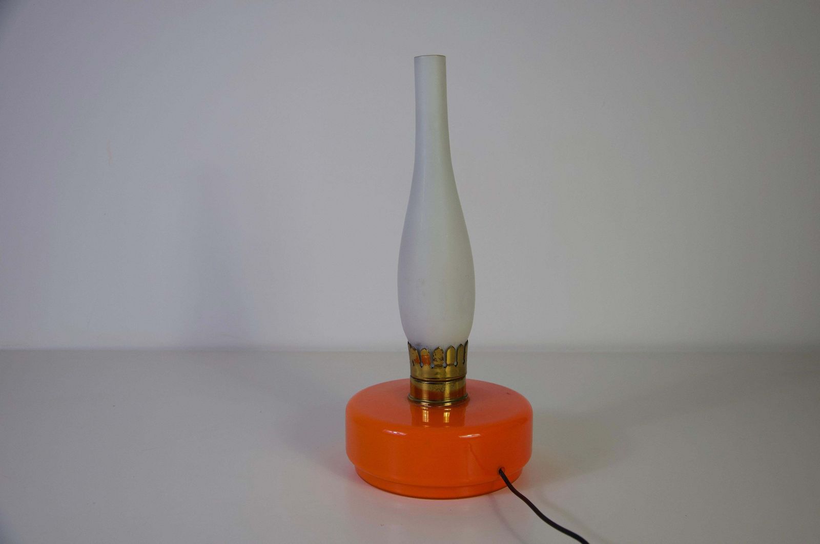 Tafellamp van oranje en opaalkleurig glas, jaren 1960, Italië photo furniture