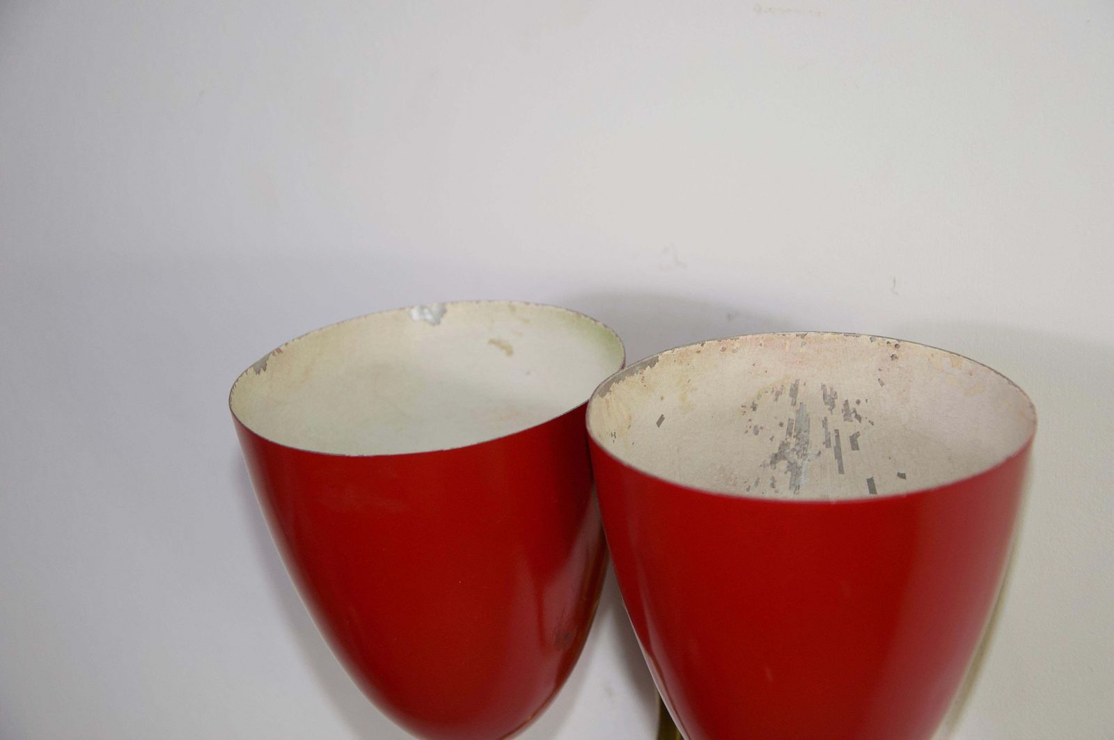 photo for sale Messing en rood mid-century paar wandlampen, jaren 1960, Italië