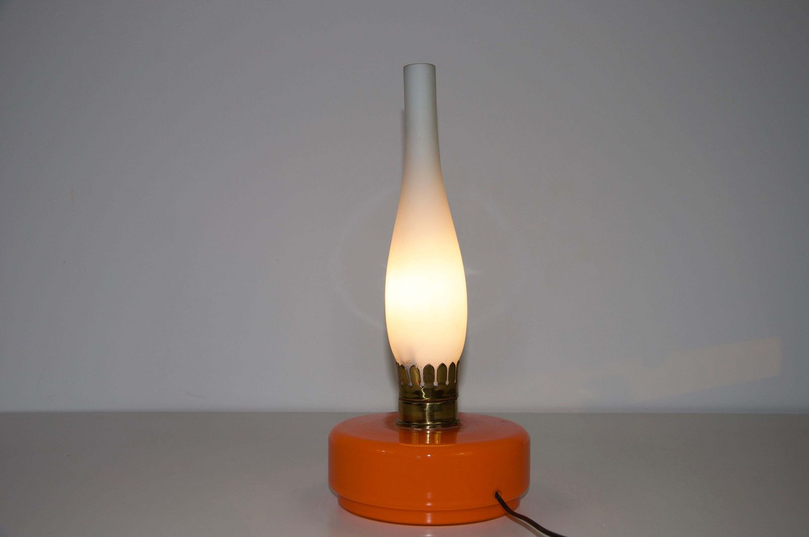 photo furniture Tafellamp van oranje en opaalkleurig glas, jaren 1960, Italië