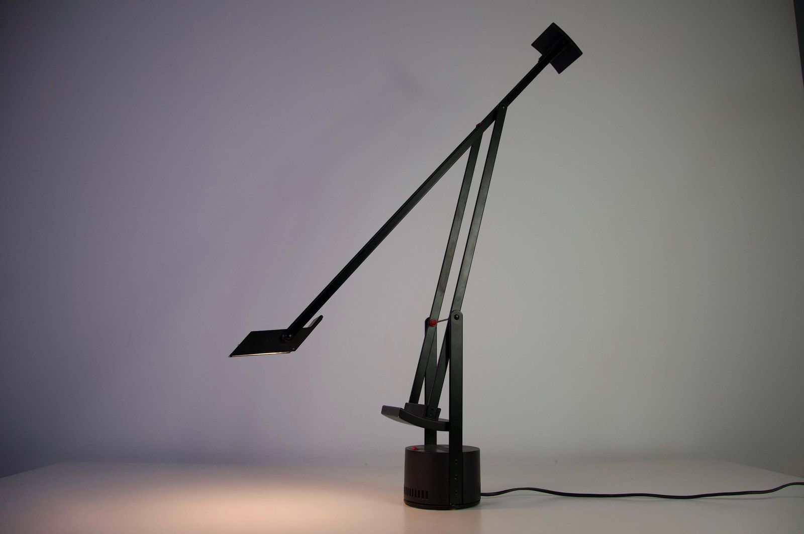 photo for sale Tizio Verstelbare Zwarte Tafellamp van Richard Sapper voor Artemide, 1972