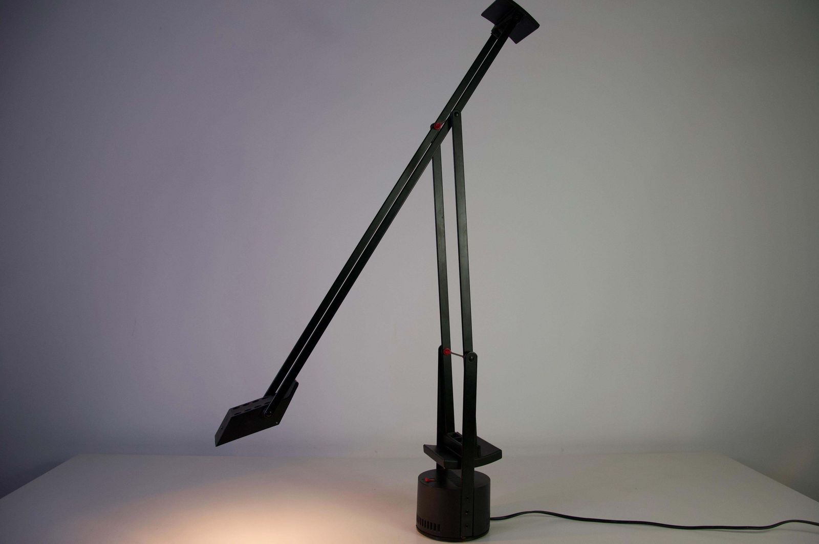 photo vinterior Tizio Verstelbare Zwarte Tafellamp van Richard Sapper voor Artemide, 1972