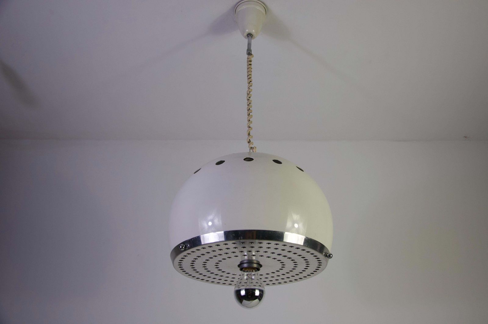 Italiaanse witte metalen hanglamp in de stijl van Reggiani, jaren 1960 photo Verlichting