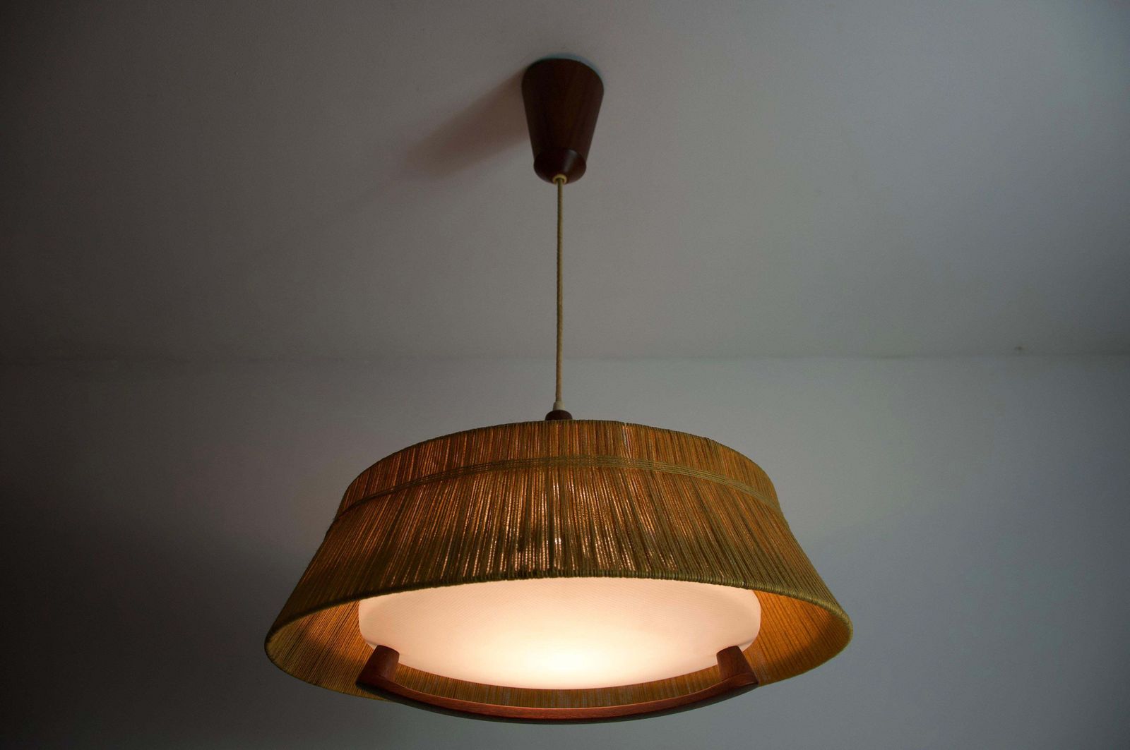 photo furniture Mid-Century Teak en Koordkap Hanglamp van Temde, 1960