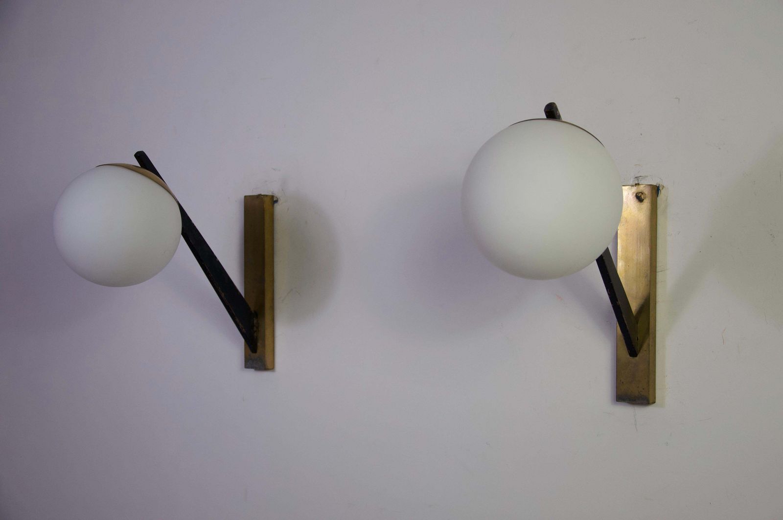 Mid-Century Messing en Opaalglaze Wandlampen van Stilnovo, Italië, jaren 1960 photo furniture
