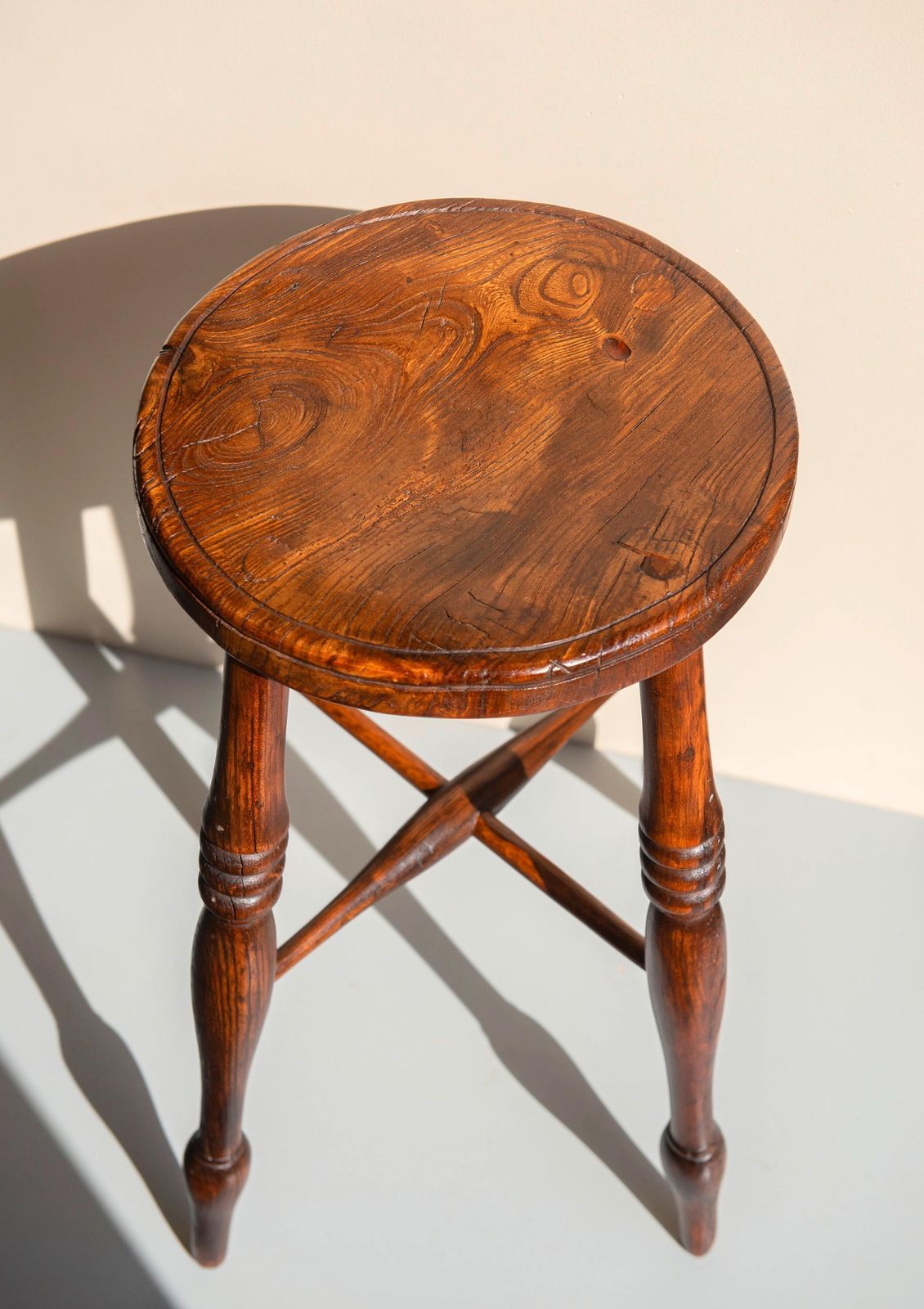19e-eeuwse Engelse Windsor plantenstandaard   Antieke eiken boerenlandkruk   Rustiek landelijk voetstuk photo Woonaccessoires