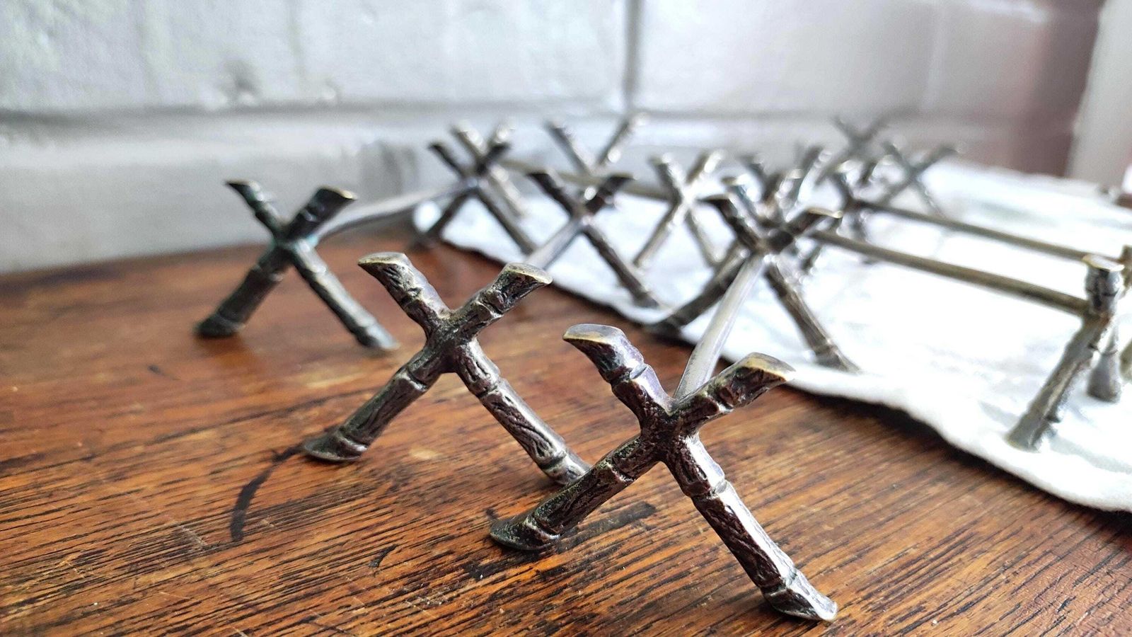 Ensemble de 12 porte-couteaux Art déco français en métal argenté, avec poinçon