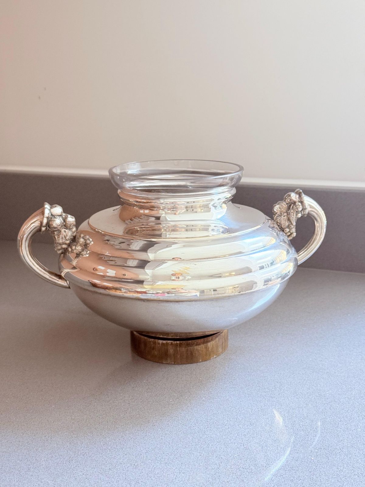 photo furniture Vase coupe de milieu de table d'époque en métal argenté, épergne, insert en verre, Art Dé