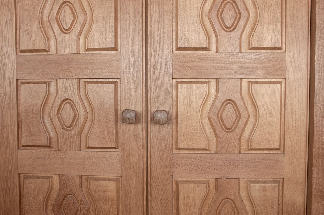 Enfilade double en chêne massif et faïence Boleslaw Danikowski, par Guillerme et Chambron pour Votre Maison, 1960. photo for sale
