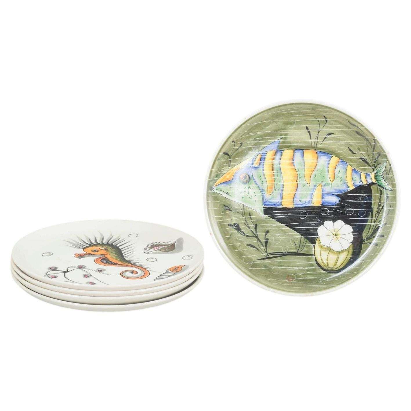 Mancioli, Italië. Vijf Handbeschilderde Faience Borden Met Kleurrijke Motieven. Jaren 1960