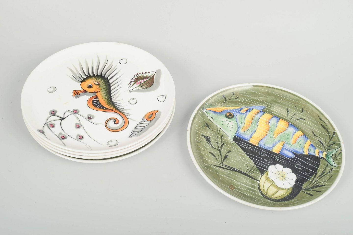 Mancioli, Italië. Vijf Handbeschilderde Faience Borden Met Kleurrijke Motieven. Jaren 1960 photo furniture