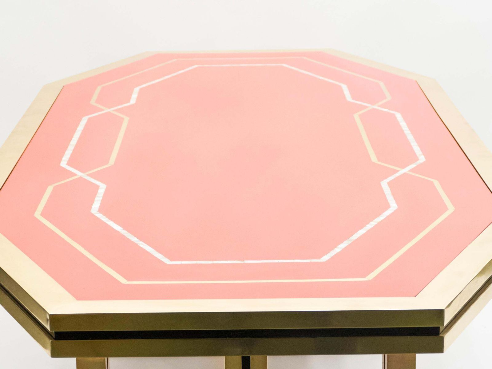 photo for sale Table à manger ou bureau Maison Jansen en laque rouge et laiton, années 1970