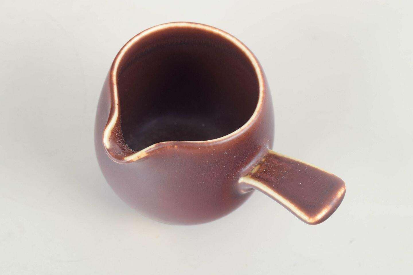 Gunnar Nylund voor Rörstrand. Klein keramisch melkkannetje in roodbruine glazuur. photo furniture