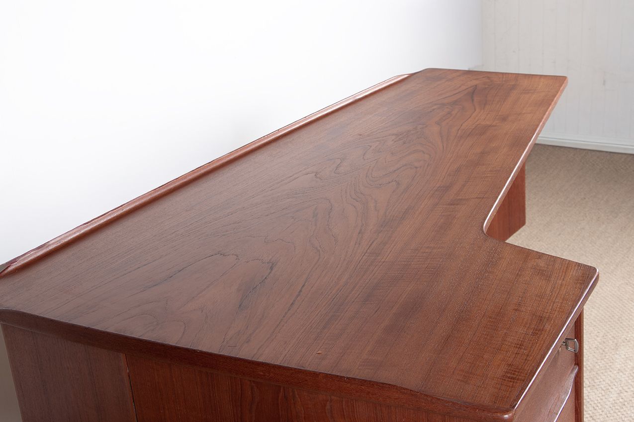 photo for sale Bureau scandinave en teck et laiton « Boomerang », par Peter Lovig Nielsen, 1968.
