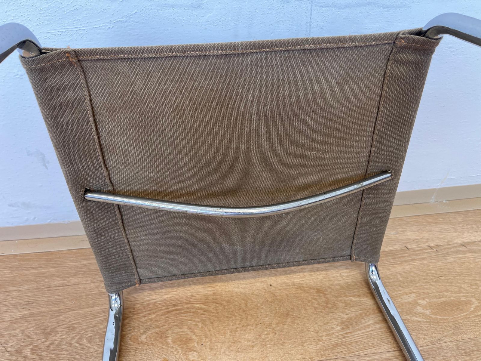 Chromen buisframe Bauhaus kruk Thonet B8 naar voorbeeld van Marcel Breuer, 1930 photo vinterior