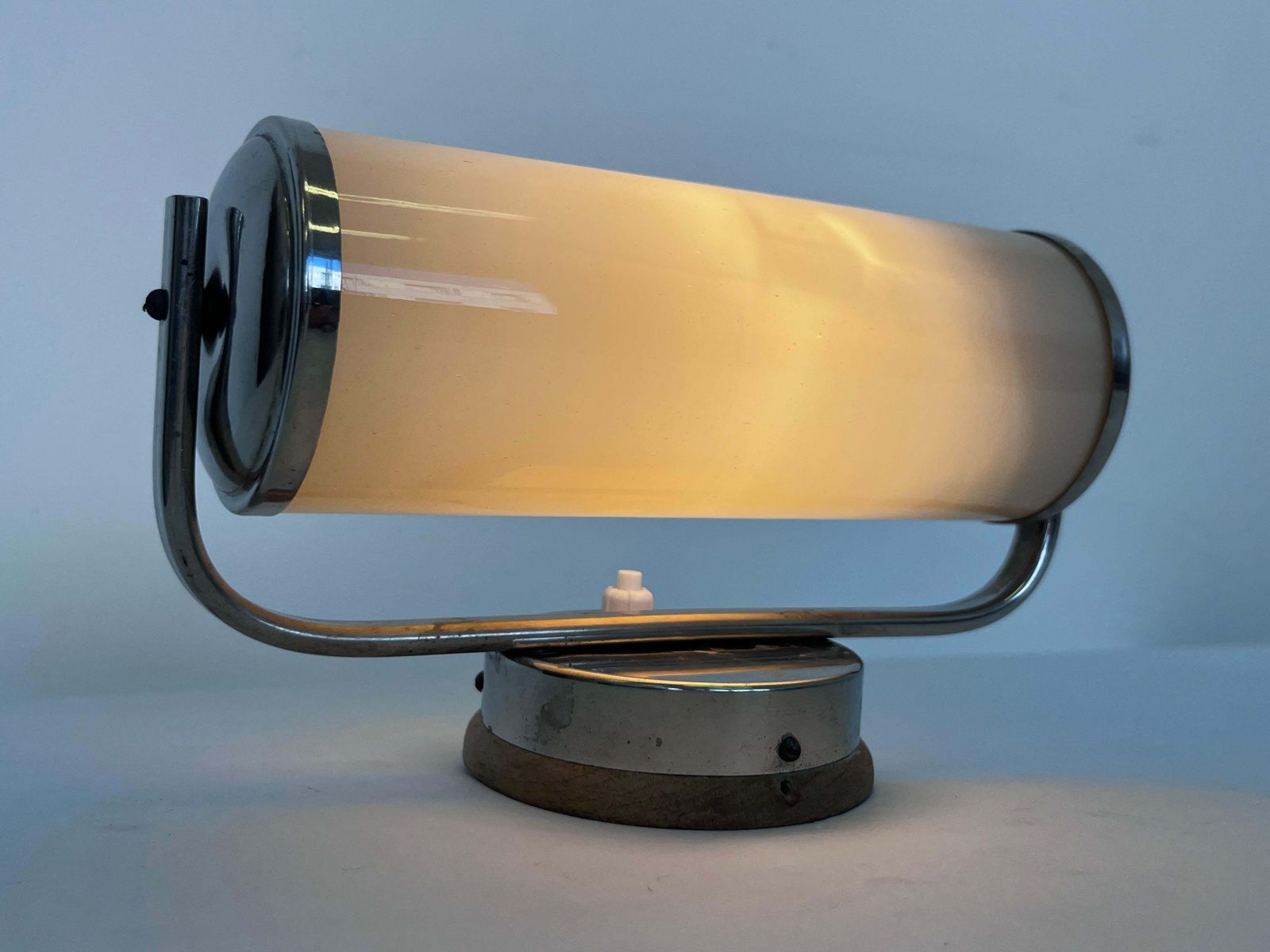 Bauhaus Chrome And Milk Glass Wall Lamp, jaren 1940 – Tsjecho-Slowakije photo Verlichting