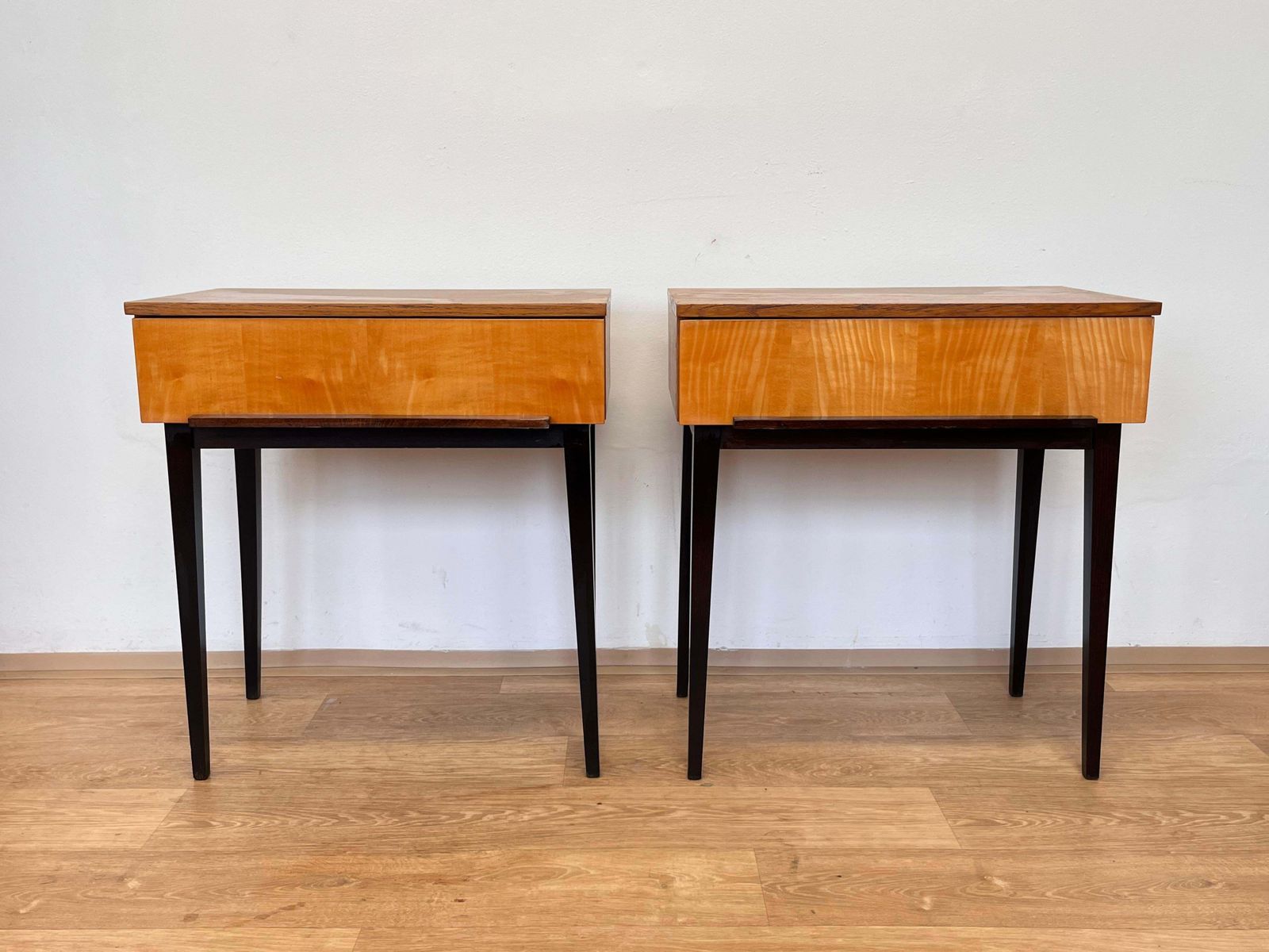 Paar houten designtafels van Up Zavody – Tsjecho-Slowakije – jaren 1940 photo for sale
