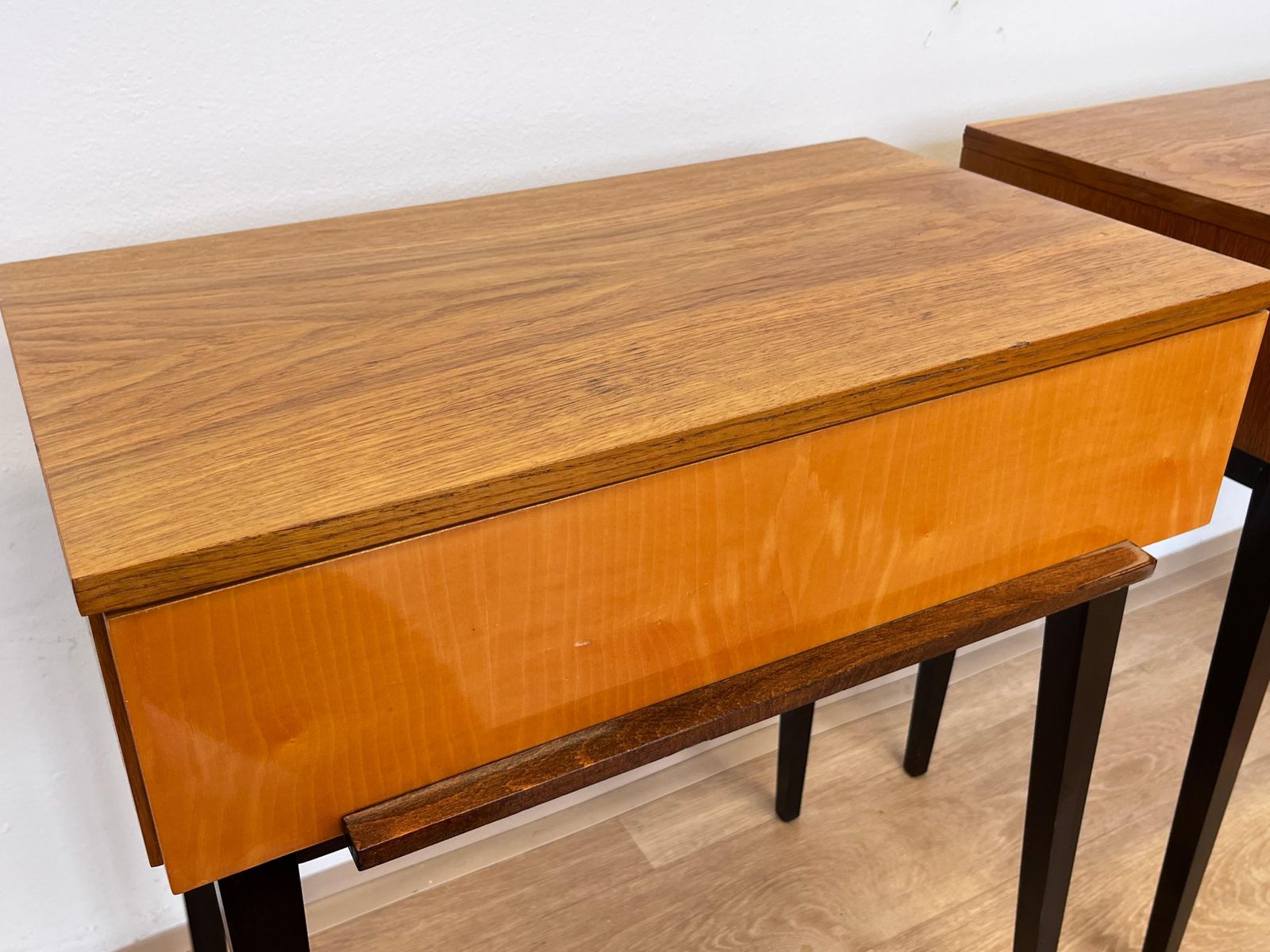 Paar houten designtafels van Up Zavody – Tsjecho-Slowakije – jaren 1940 photo Meubels
