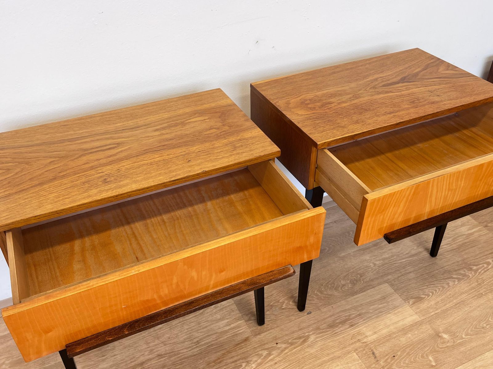 Paar houten designtafels van Up Zavody – Tsjecho-Slowakije – jaren 1940 photo vinterior