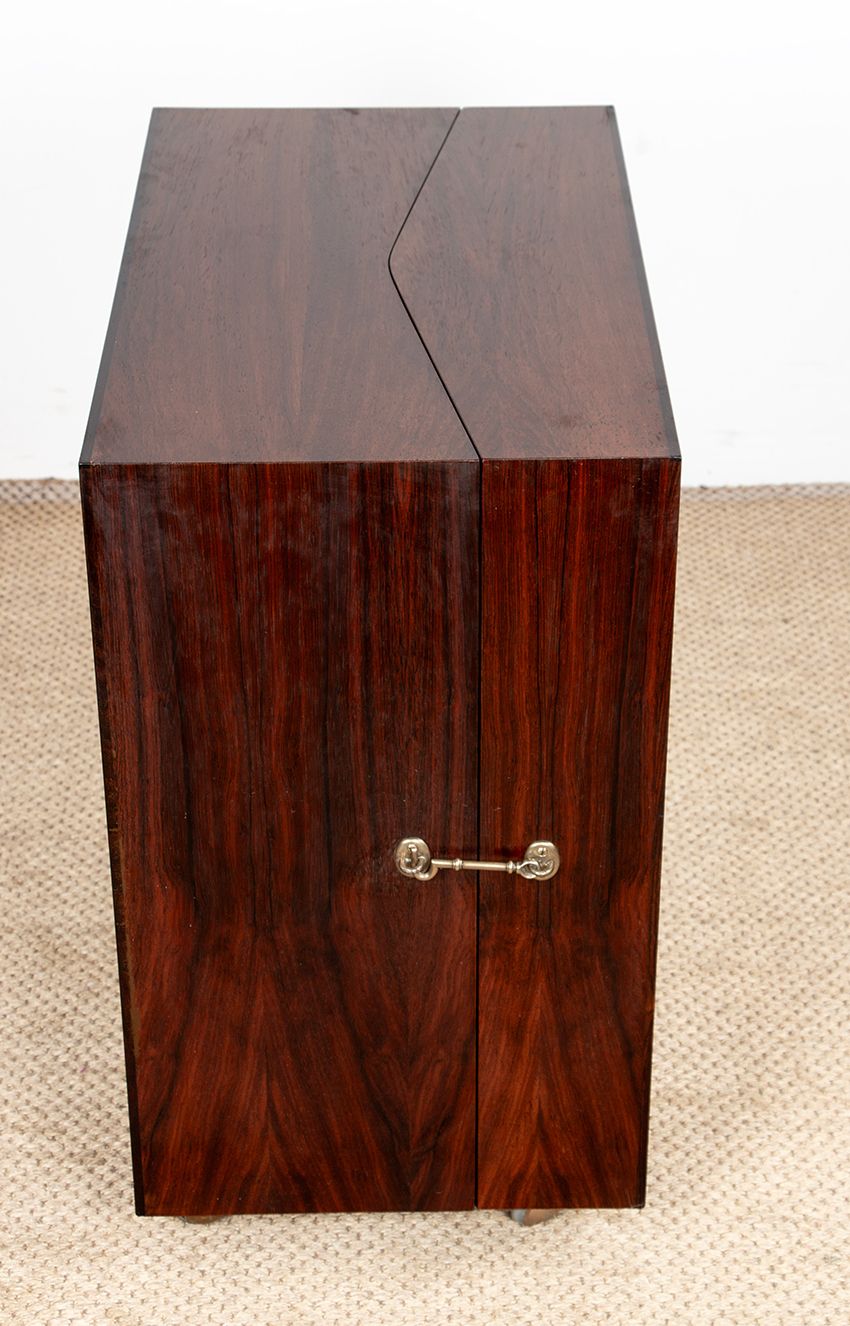 Cabinet bar en palissandre et laiton sur roulettes, par Jørgen Clausen pour Brande Møbelfabrik, 1960. photo for sale