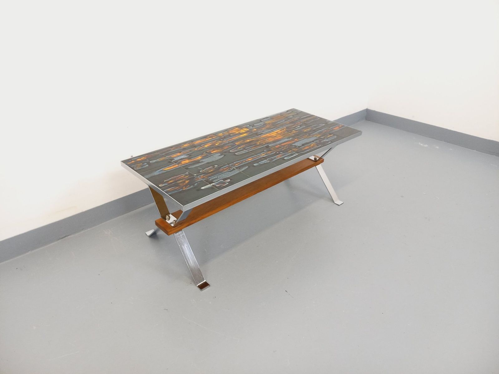 Salontafel in keramiek, verchroomd metaal en hout