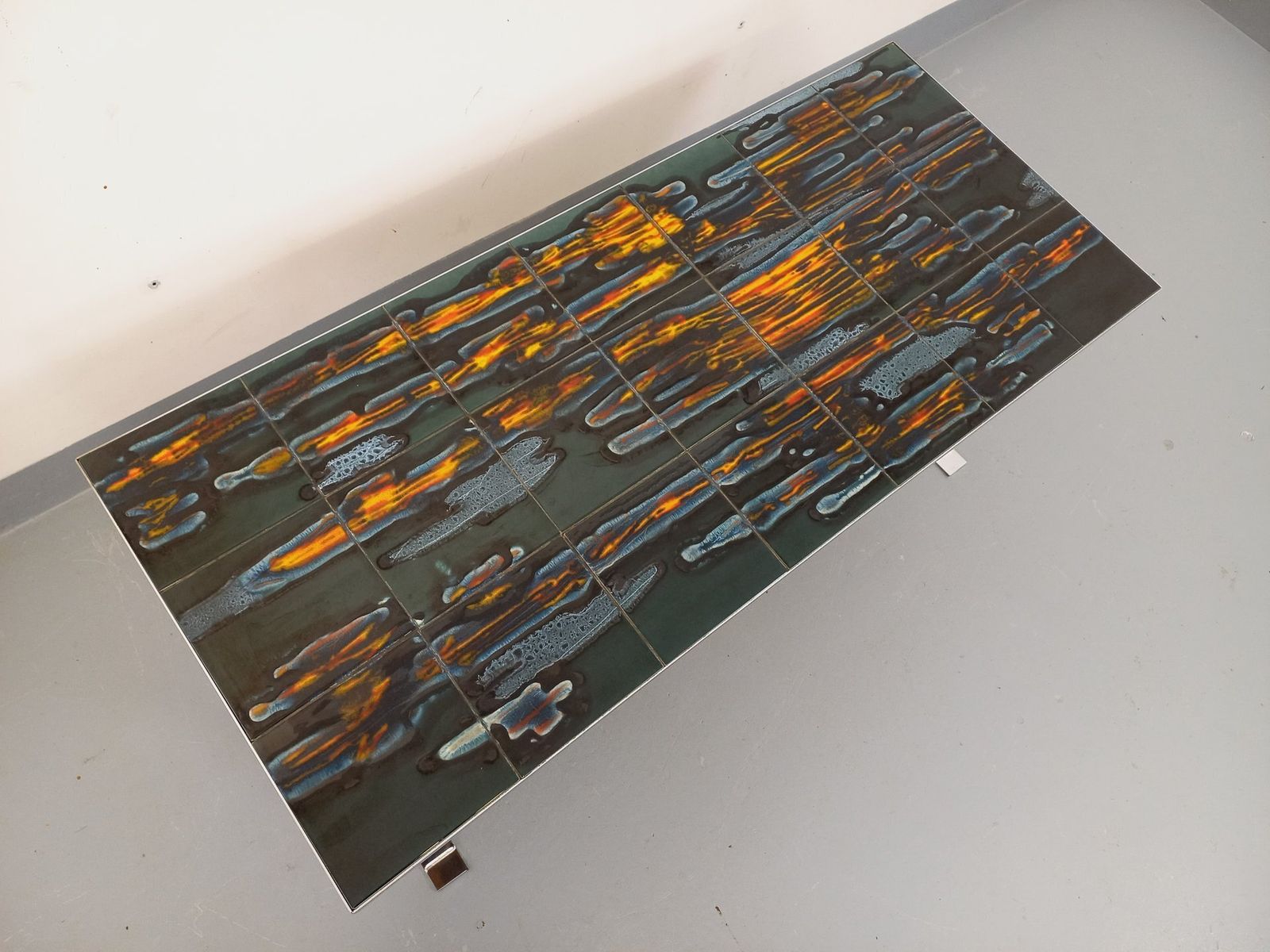 photo furniture Salontafel in keramiek, verchroomd metaal en hout