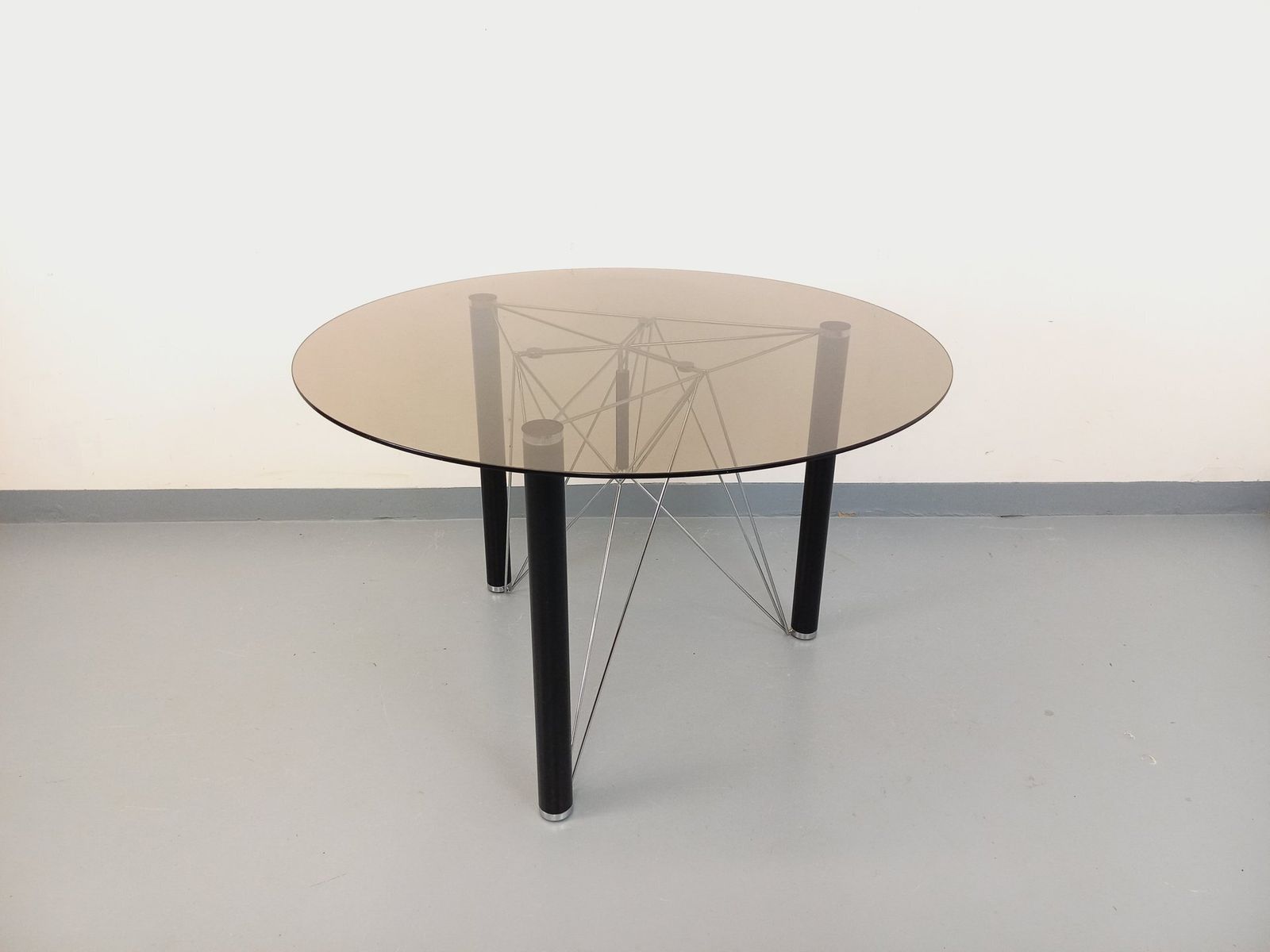Ronde tafel in rookglas, zwart metaal en verchroomd metaal