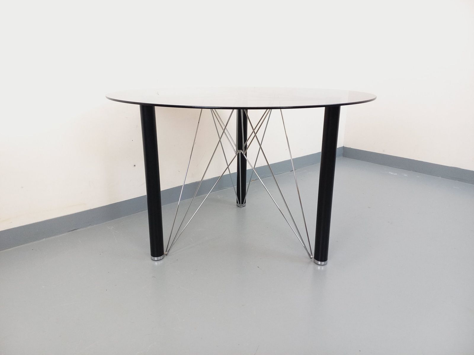 Ronde tafel in rookglas, zwart metaal en verchroomd metaal photo for sale