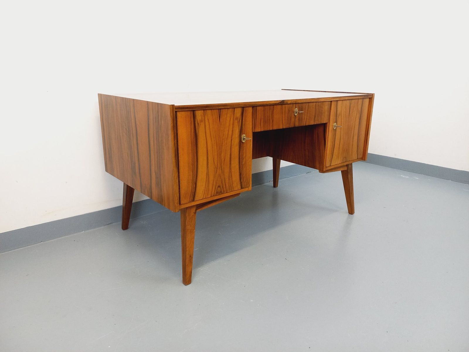 Scandinavisch Dubbelzijdig Bureau in Palissander photo for sale