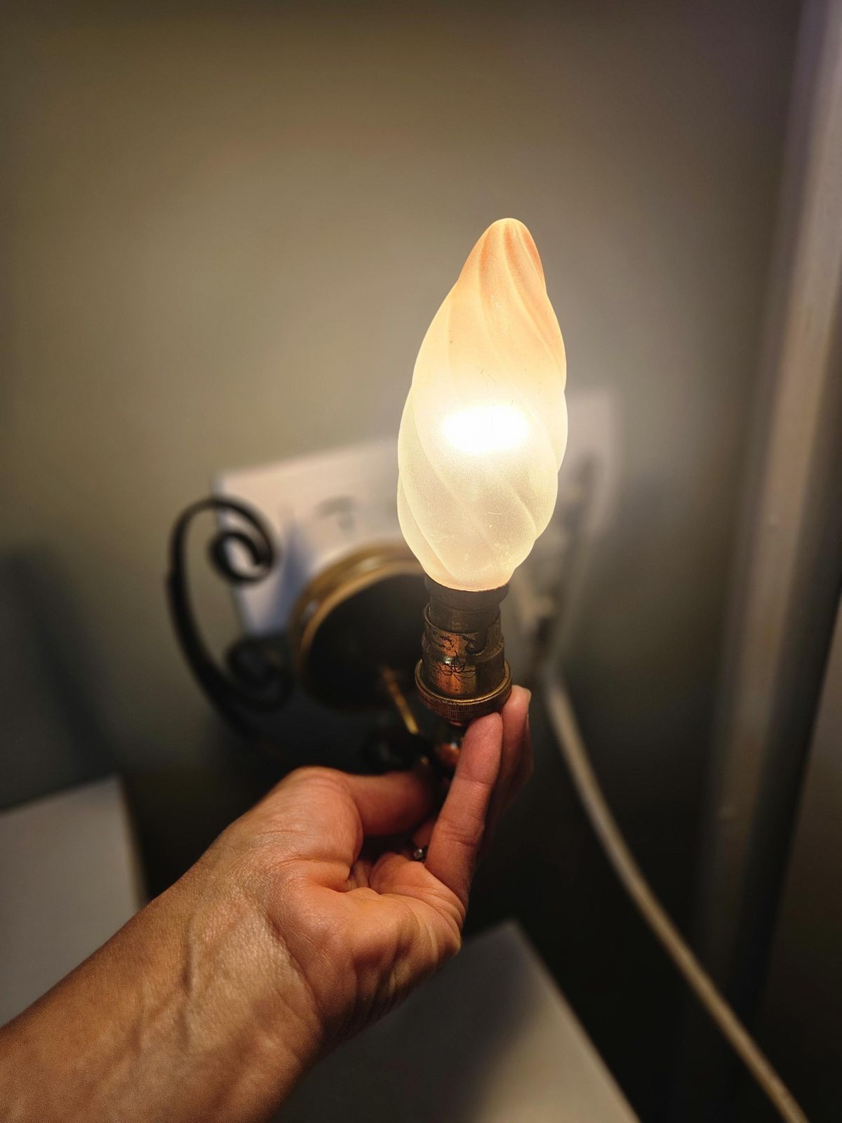 97.0 Pair Of Vintage Wall Lights | Brass &Black | Uk B22 Bayonet Fitting + Uk Plugs | Pull Cord Switch | Mid Century Sconces | Read The Condition photo