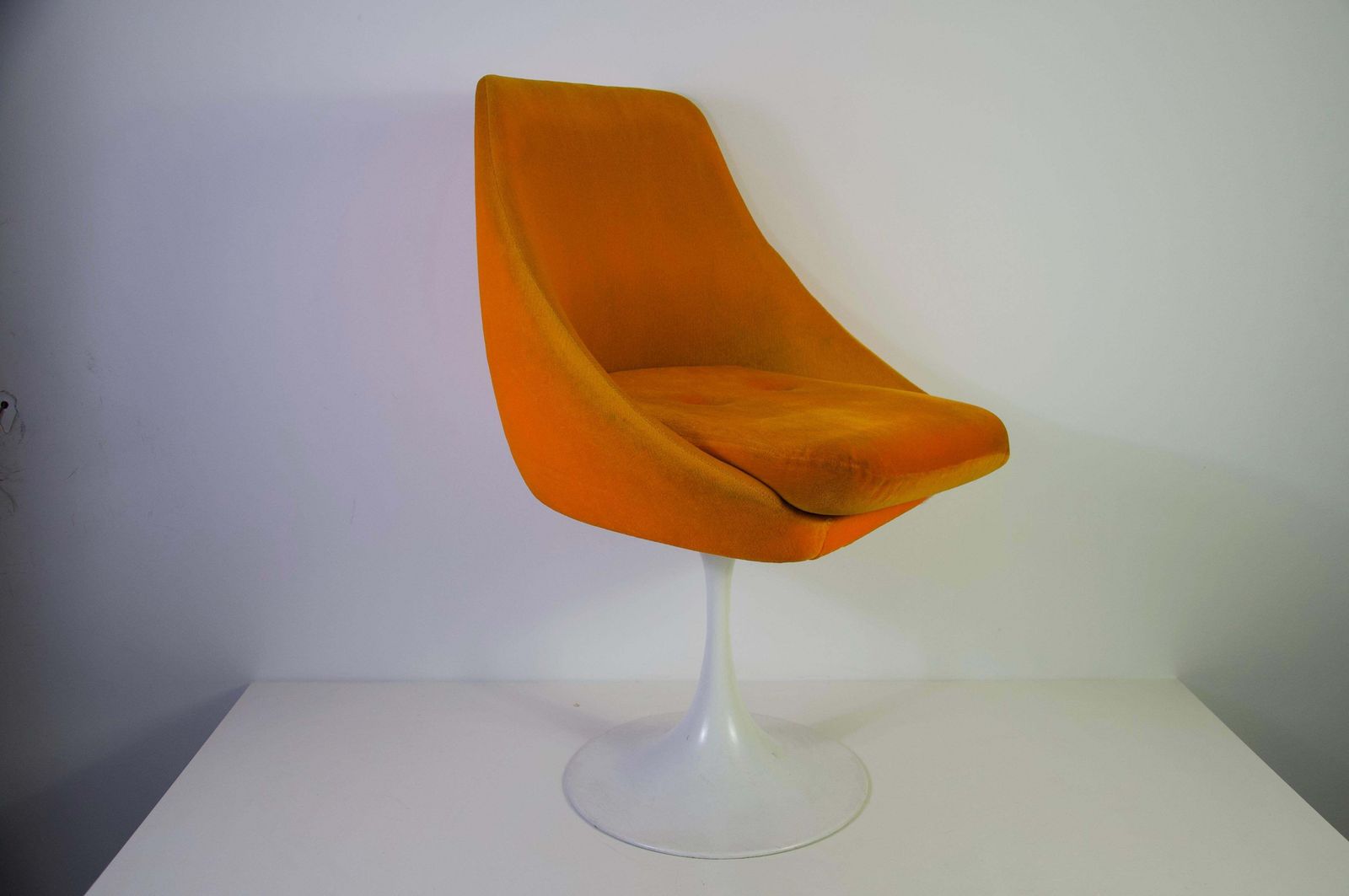 1 van 4 oranje tulpfauteuils in de stijl van Knoll, jaren 1970 photo Meubels