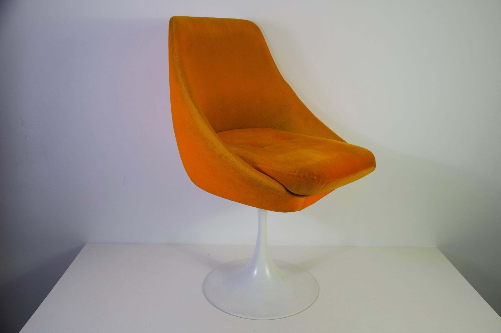 1 van 4 oranje tulpfauteuils in de stijl van Knoll, jaren 1970 photo vintage