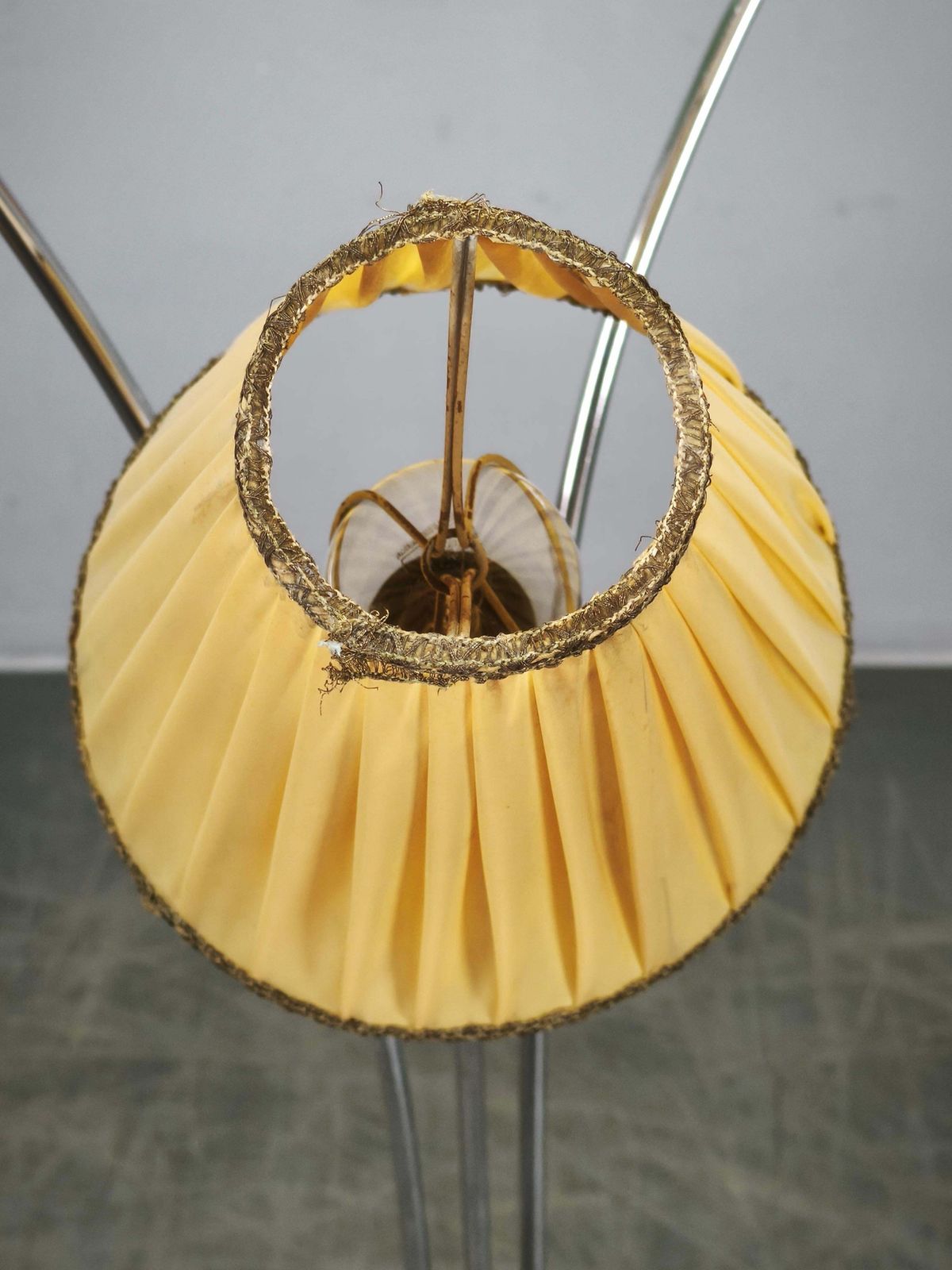 photo furniture Zeldzame Duitse verstelbare driepunts vloerlamp, jaren 1960