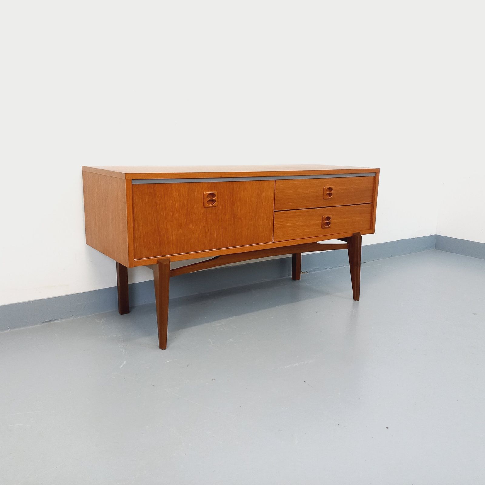 Klein Scandinavisch teakhouten dressoir photo furniture