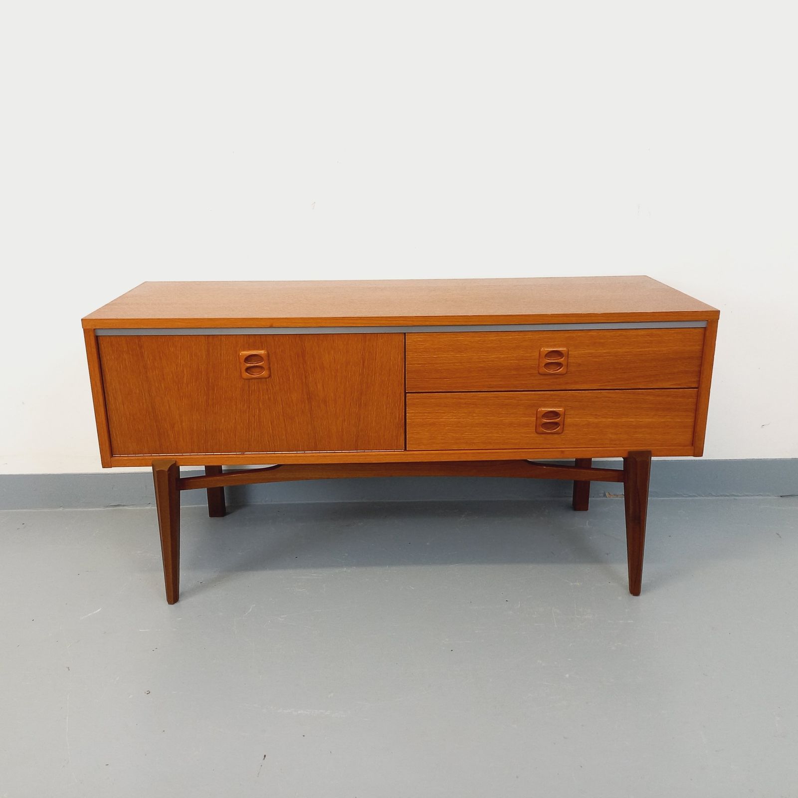 Klein Scandinavisch teakhouten dressoir photo for sale