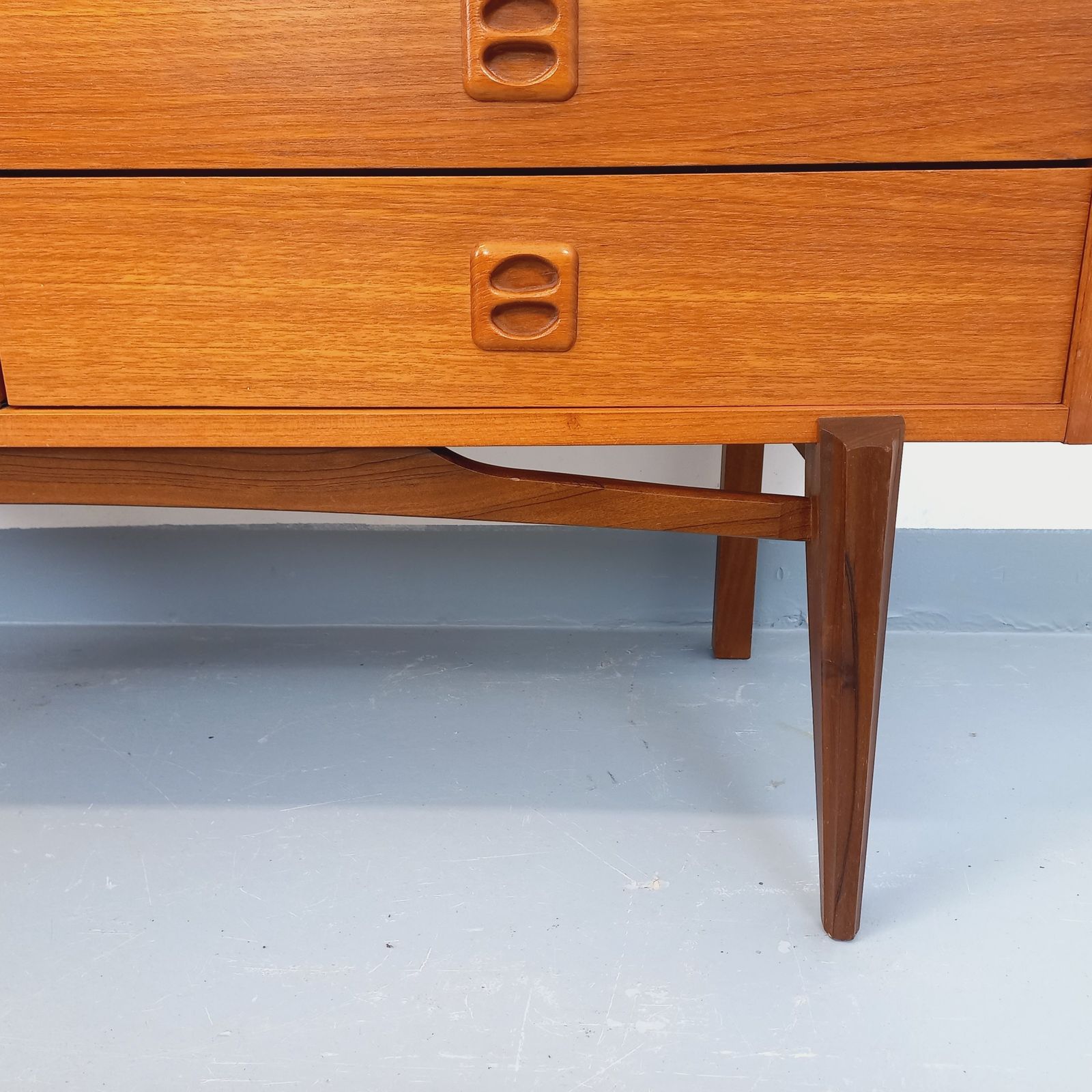 Klein Scandinavisch teakhouten dressoir photo 1060.0