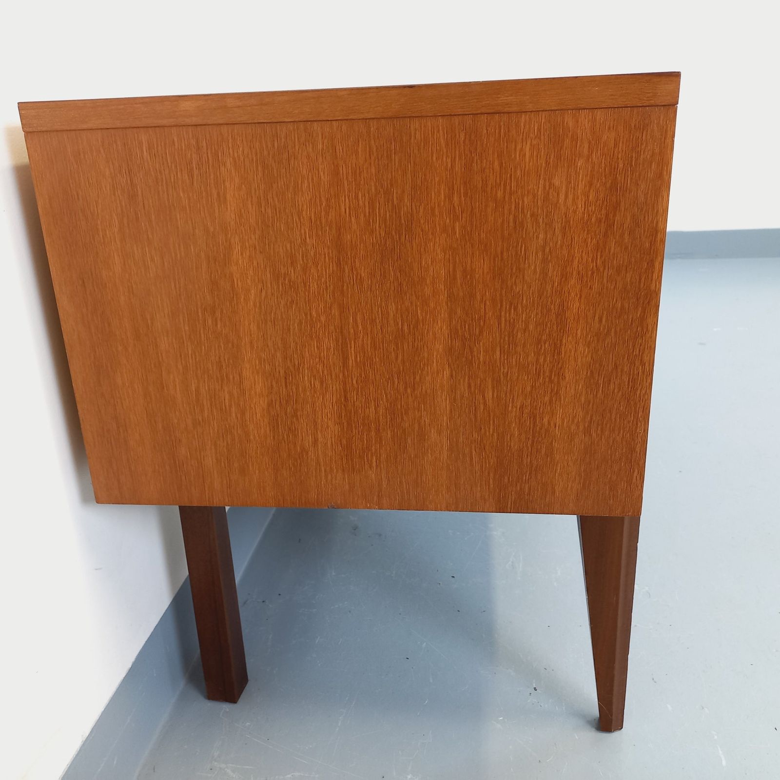Klein Scandinavisch teakhouten dressoir photo vintage