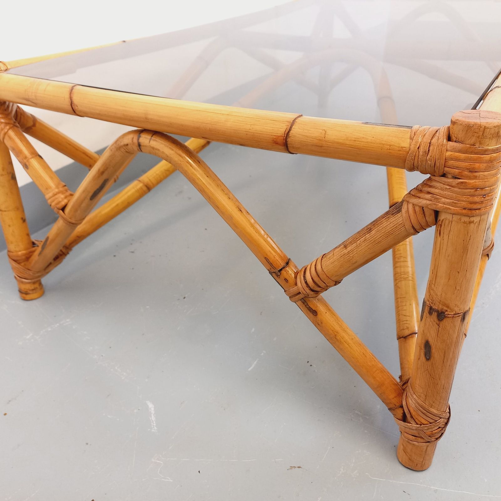 photo furniture Rechthoekige salontafel van rotan en gerookt glas