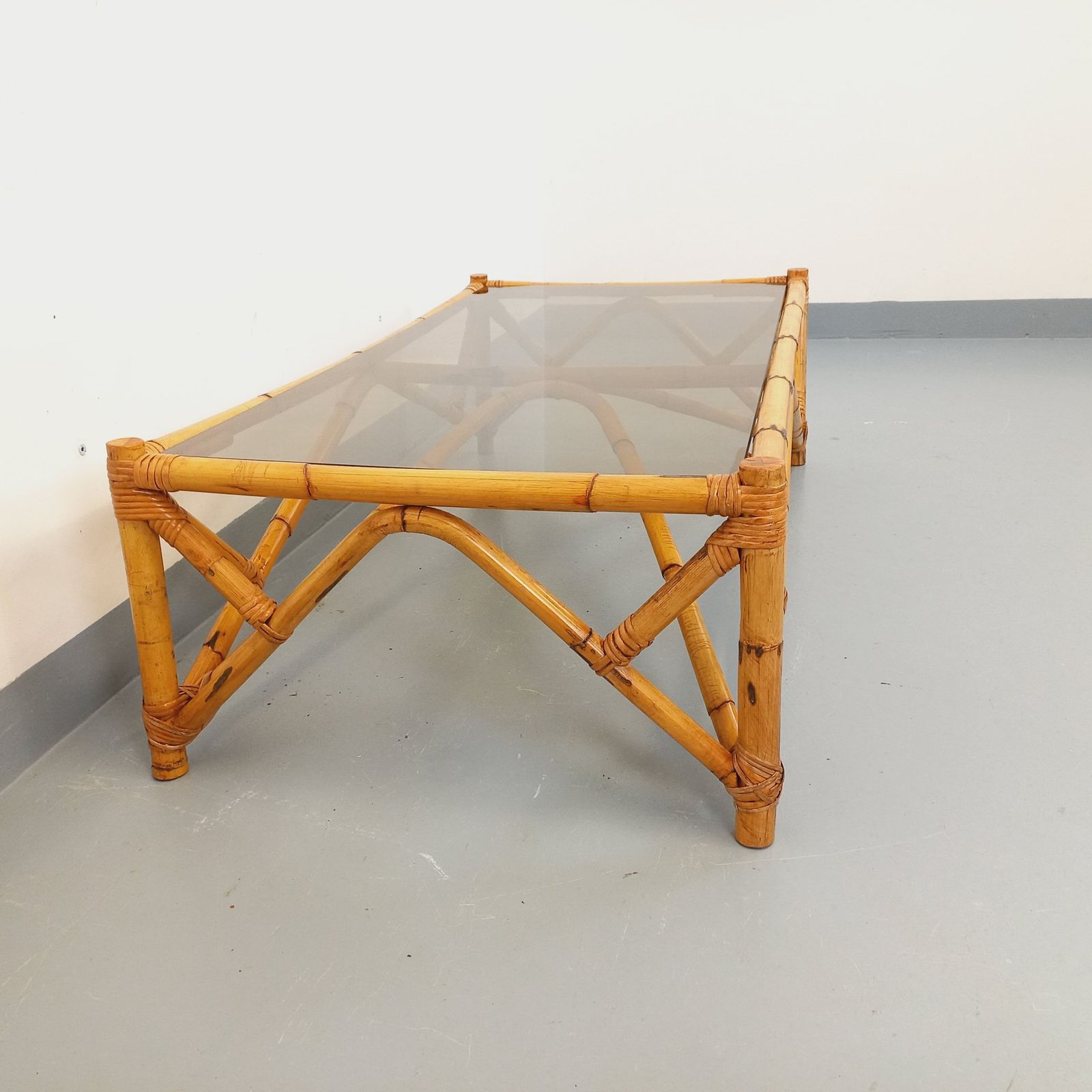 photo for sale Rechthoekige salontafel van rotan en gerookt glas