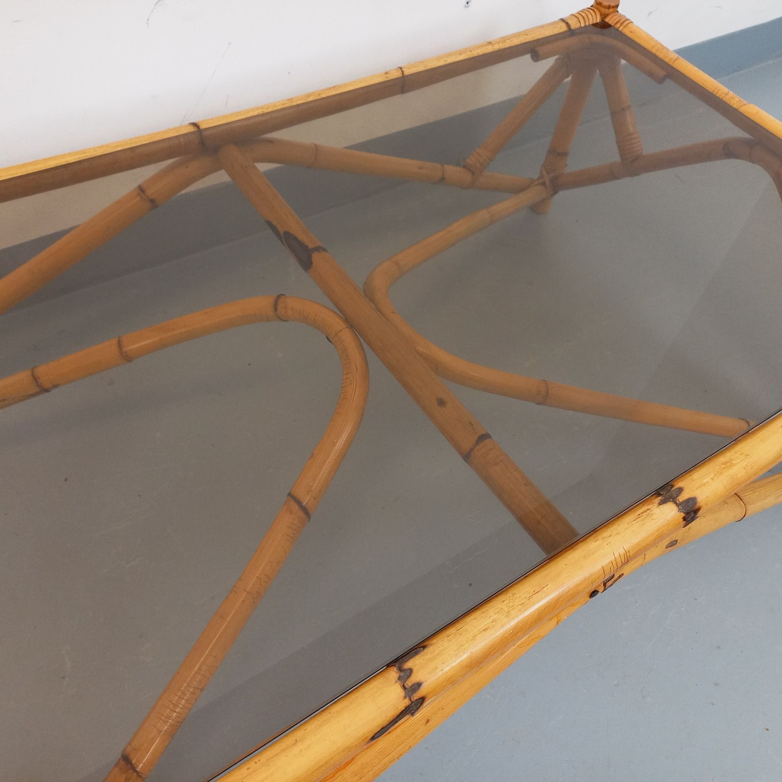 1060.0 Rechthoekige salontafel van rotan en gerookt glas photo